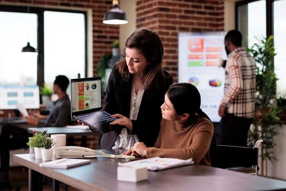 laydy-showing-website-to-a-lady